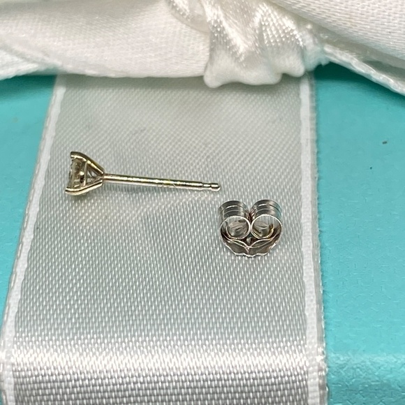 Earth mined 1/10 carat diamond stud 14k gold single earring - Picture 3 of 3